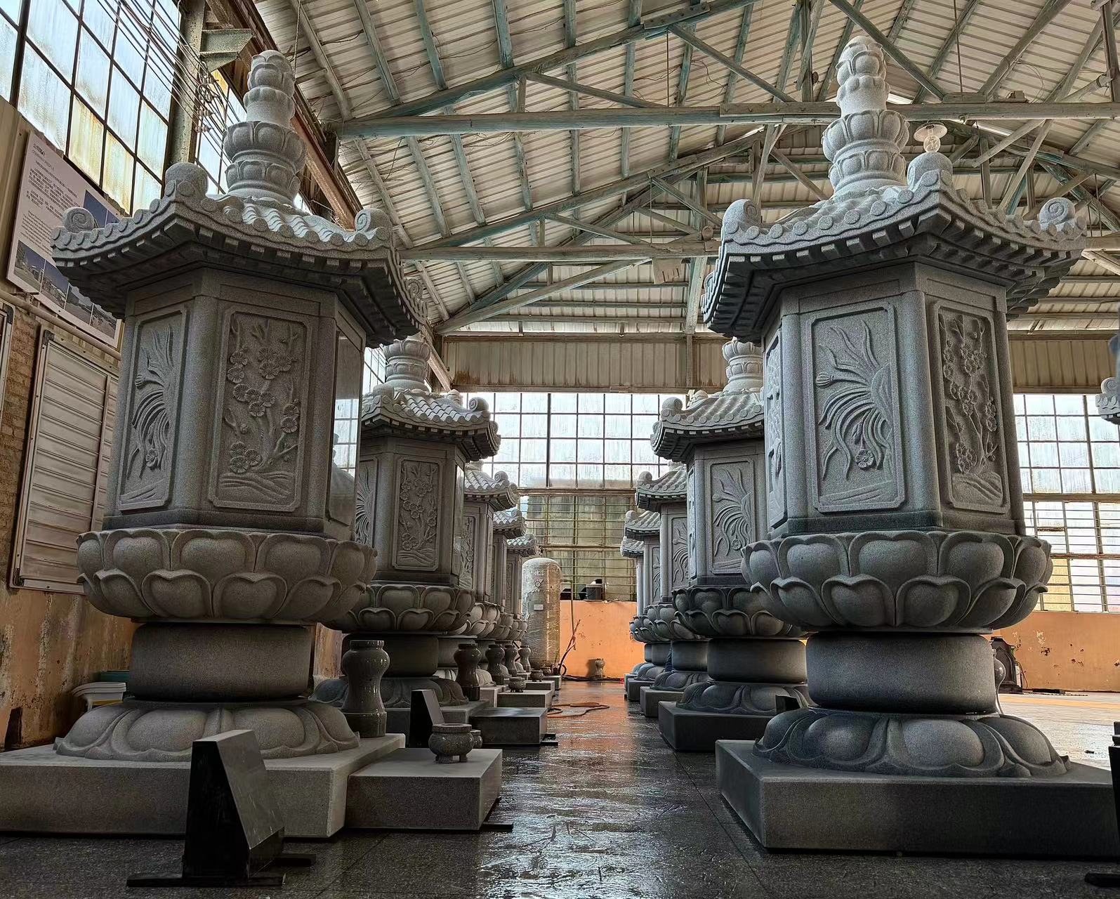 職人技を継承し、永遠を彫刻する-Xingyan Stone Carving Factoryはカスタマイズされた家族の墓石プロジェクトを完了します