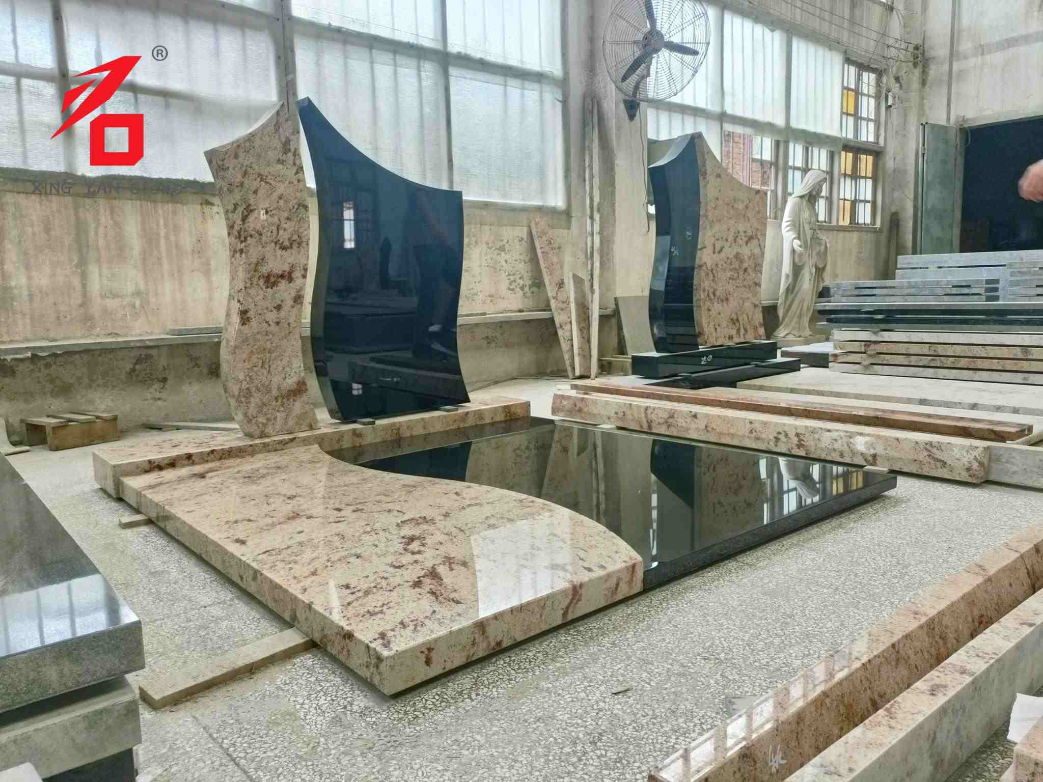 オーストラリアの芸術的な彫刻の墓石