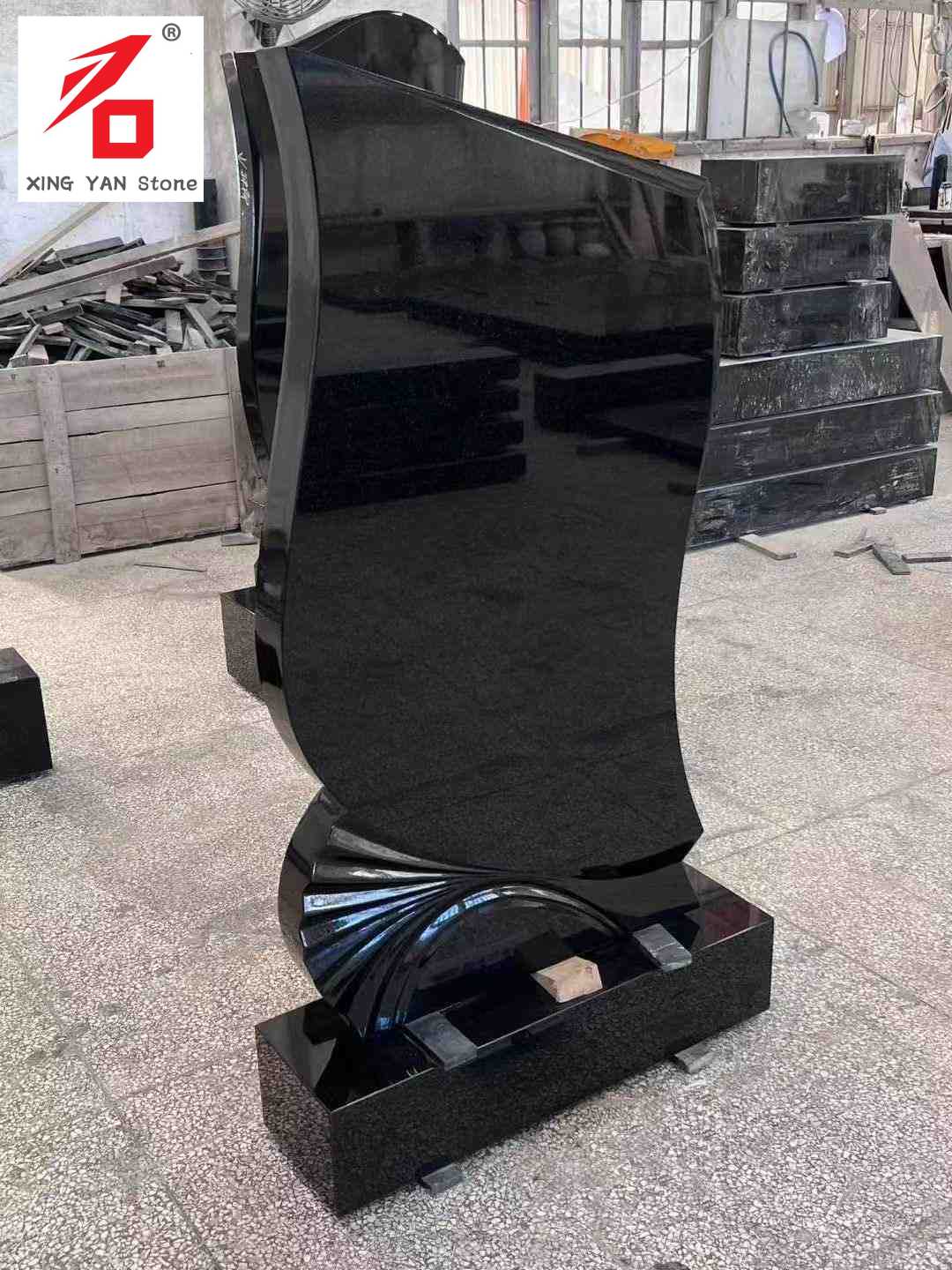 黒い形の芸術的な墓石