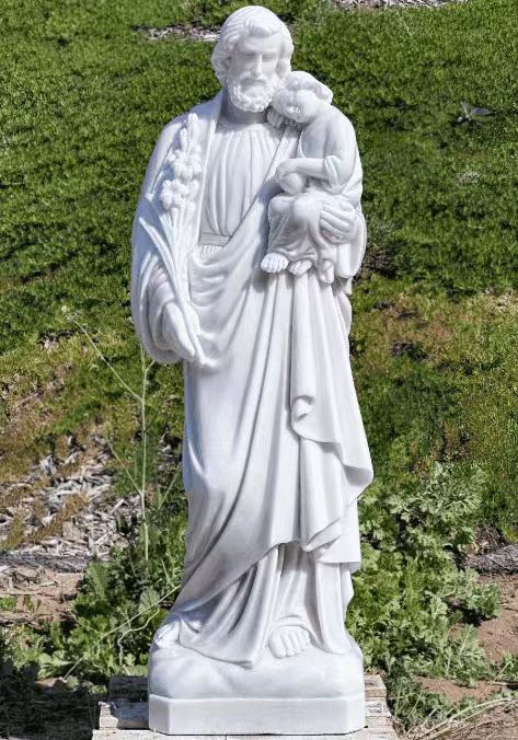 子供の白い大理石の彫像を持っている大理石の聖なる父