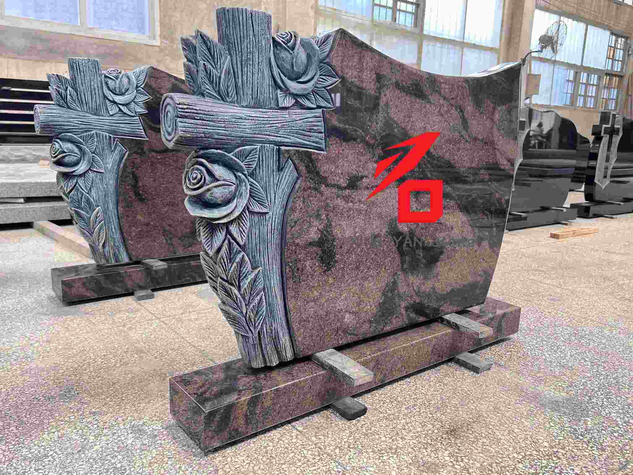 薔薇と十字模様の記念墓石